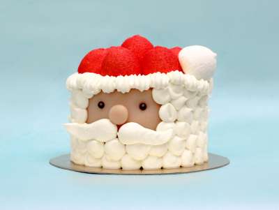 Gâteau Père Noël avec moelleux vanille, framboises et bonnet de Noël en guimauves rouges et blanches.