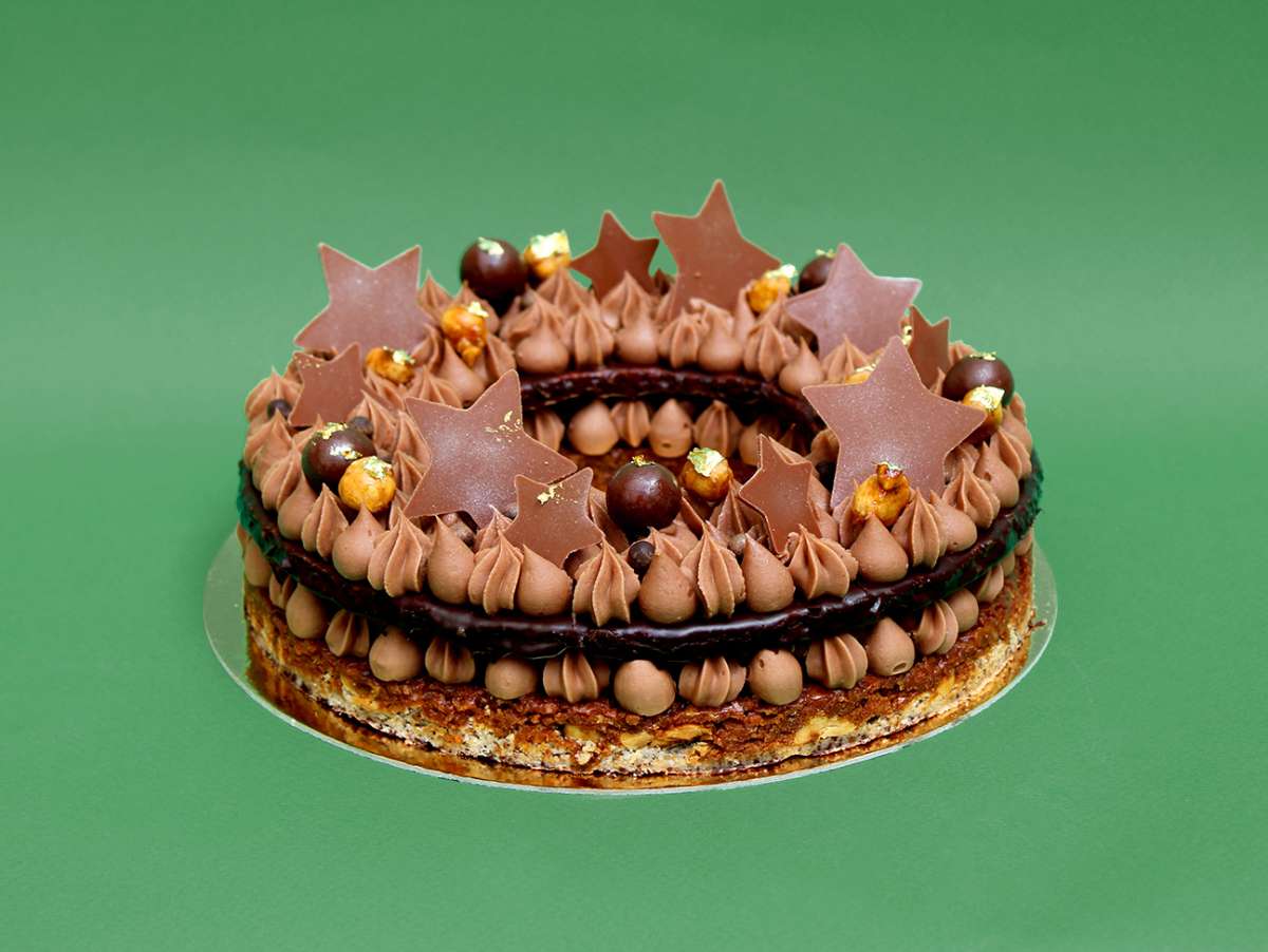 Gâteau de Noel en forme de couronne de Noël avec Croustillant chocolat & noisette