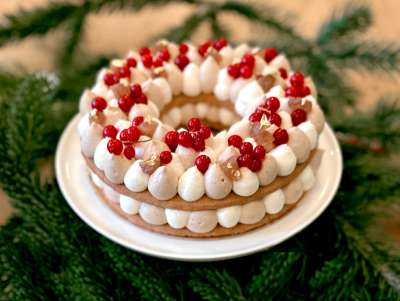 Couronne de Noël façon mont-blanc, crème de marron, insert cassis, décor de groseilles