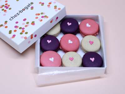 Coffret de 9 macarons framboise, cassis et vanille, avec un coeur dessiné à la main. Présentés dans un coffret.