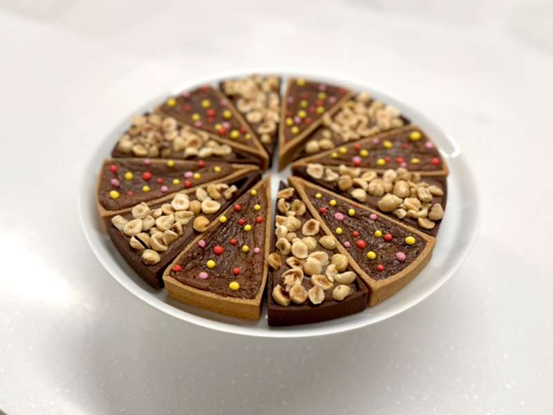 Tarte régressive avec recette gourmande : mix de Nutella / Carambar, 12 parts. Tarte régressive avec recette gourmande : mix de Nutella / Carambar, 12 parts.