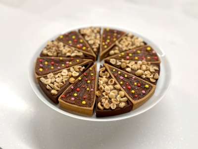 Tarte régressive avec recette gourmande : mix de Nutella / Carambar, 12 parts.