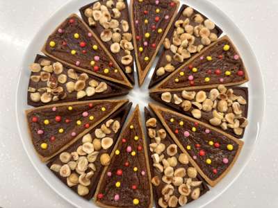 Tarte régressive avec recette gourmande : mix de Nutella / Carambar, 12 parts.