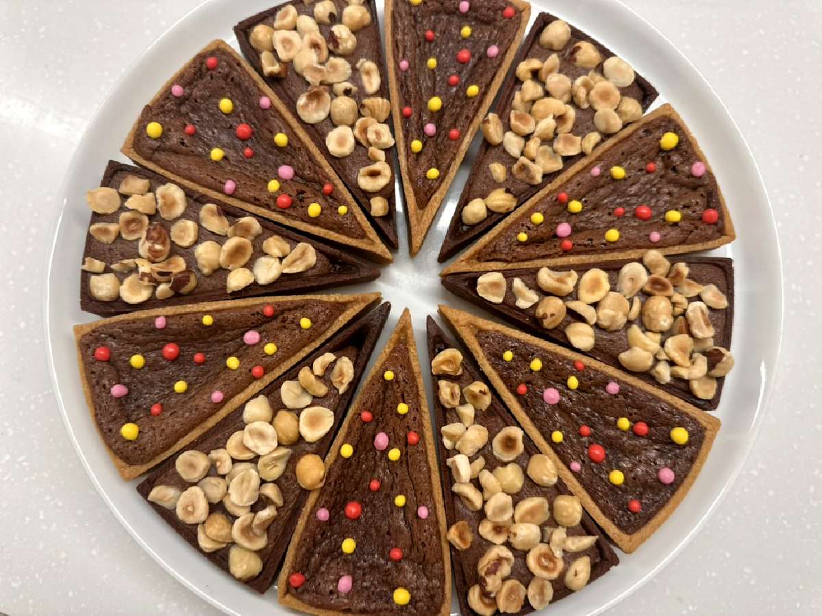 Tarte régressive avec recette gourmande : mix de Nutella / Carambar, 12 parts.