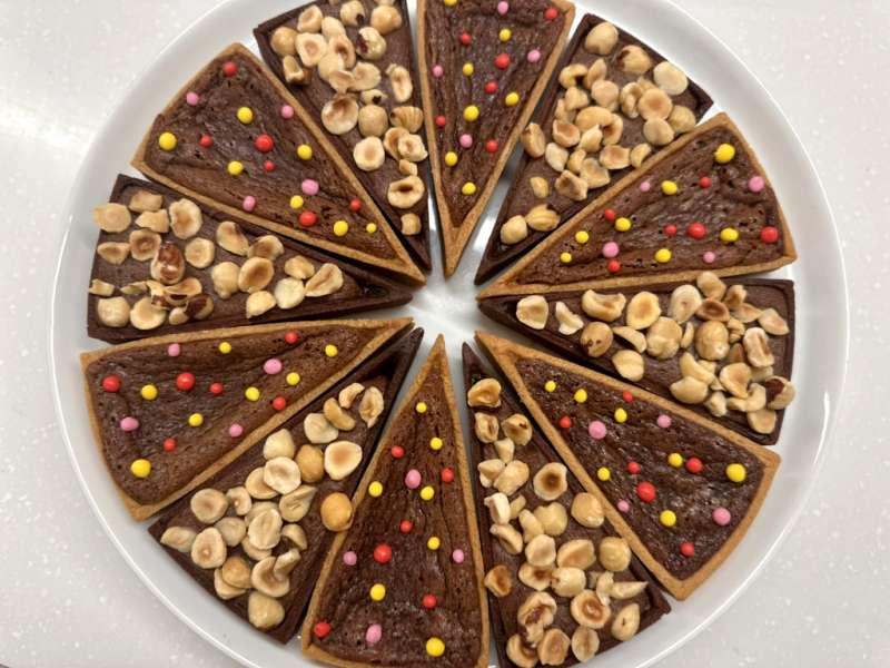 Tarte régressive avec recette gourmande : mix de Nutella / Carambar, 12 parts. Tarte régressive avec recette gourmande : mix de Nutella / Carambar, 12 parts.