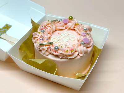 Bento cake Paris "Drag Queen" de la pâtisserie Chez Bogato, couleur rose et confettis à personnaliser et commander