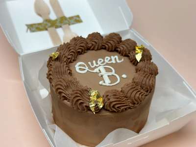 Bento cake Paris "Queen B" pour Beyoncé de la pâtisserie Chez Bogato, couleur chocolat et or à personnaliser et commander