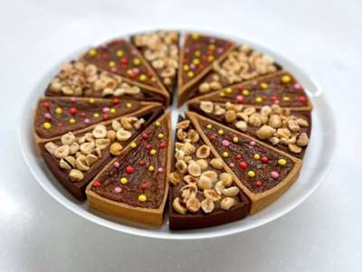 Tarte régressive avec recette gourmande : mix de Nutella / Carambar, 12 parts.