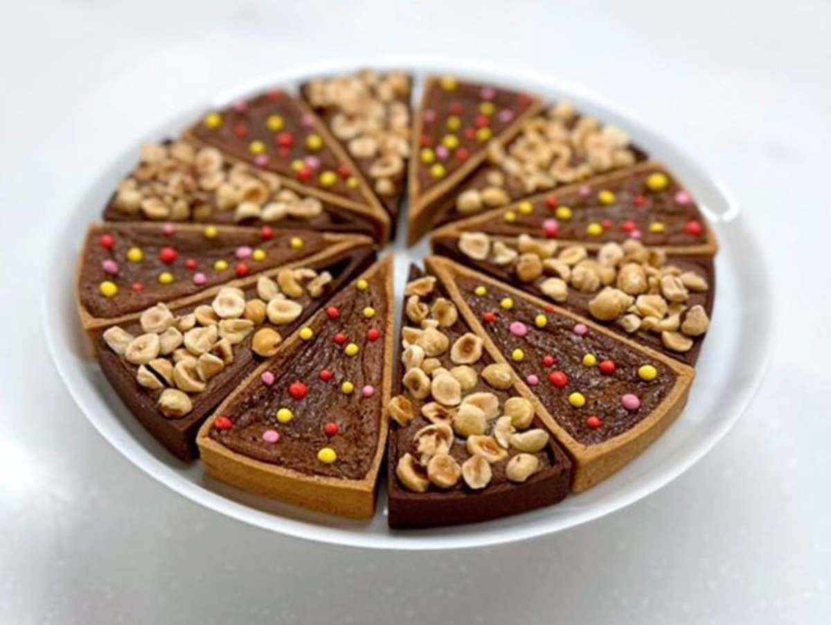 Tarte régressive avec recette gourmande : mix de Nutella / Carambar, 12 parts.