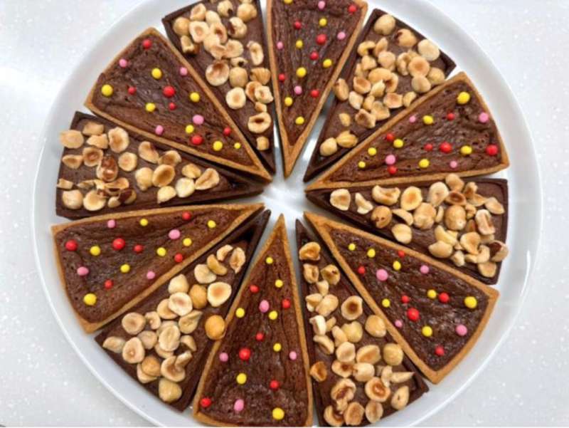 Tarte régressive avec recette gourmande : mix de Nutella / Carambar, 12 parts. Tarte régressive avec recette gourmande : mix de Nutella / Carambar, 12 parts.