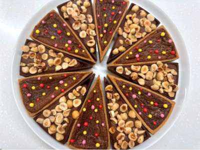 Tarte régressive avec recette gourmande : mix de Nutella / Carambar, 12 parts.