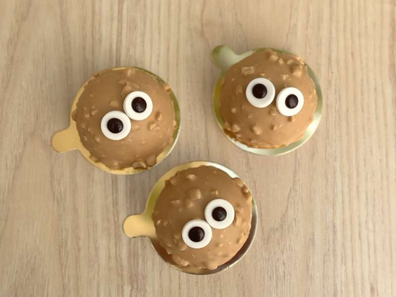 Pâtisserie ressemblant à un petit monstre, avec deux gros yeux, recette Mousse cacahuètes et chocolat dulce Pâtisserie ressemblant à un petit monstre, avec deux gros yeux, recette Mousse cacahuètes et chocolat dulce