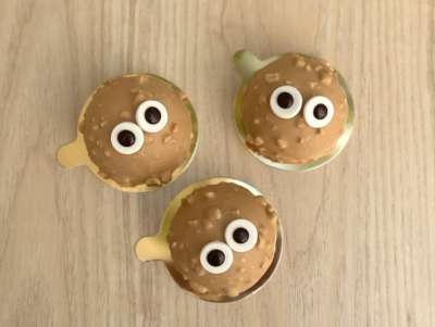 Pâtisserie ressemblant à un petit monstre, avec deux gros yeux, recette Mousse cacahuètes et chocolat dulce