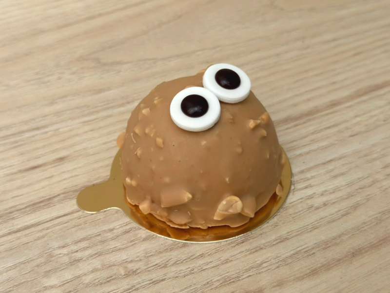 Pâtisserie ressemblant à un petit monstre, avec deux gros yeux, recette Mousse cacahuètes et chocolat dulce Pâtisserie ressemblant à un petit monstre, avec deux gros yeux, recette Mousse cacahuètes et chocolat dulce