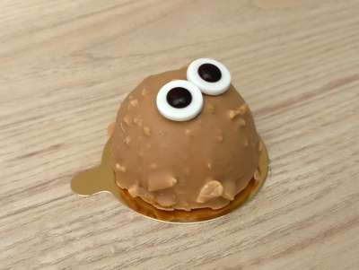 Pâtisserie ressemblant à un petit monstre, avec deux gros yeux, recette Mousse cacahuètes et chocolat dulce