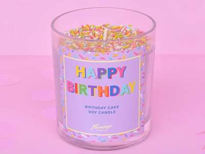 Cadeau d'anniversaire, bougie "happy birthday" en cire naturelle, de couleur violet pastel avec des confettis.
