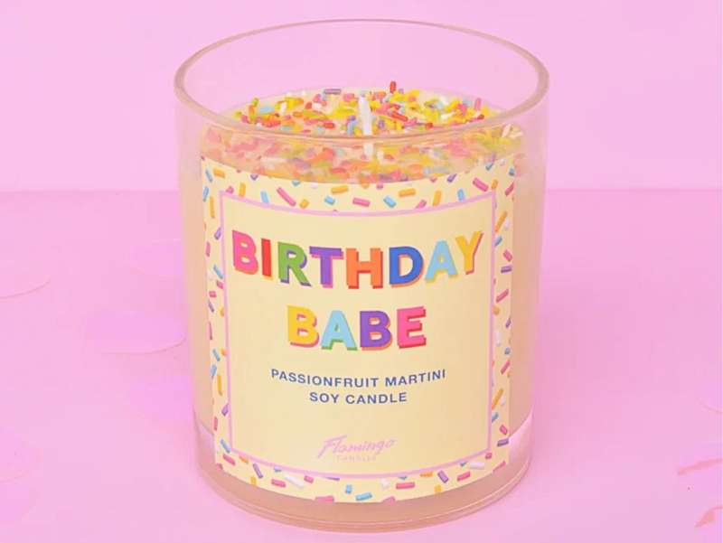 Cadeau d'anniversaire, bougie "birthday babe" en cire naturelle, de couleur jaune pastel avec des confettis.