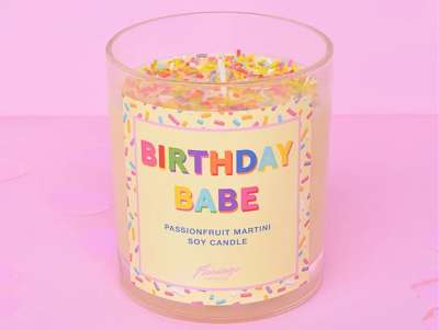 Cadeau d'anniversaire, bougie "birthday babe" en cire naturelle, de couleur jaune pastel avec des confettis.
