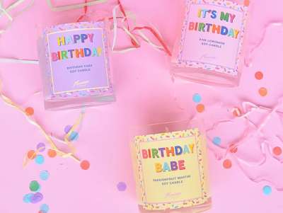 Cadeau d'anniversaire, collection de bougies "happy birthday" en cire naturelle, de couleur pastel avec des confettis.