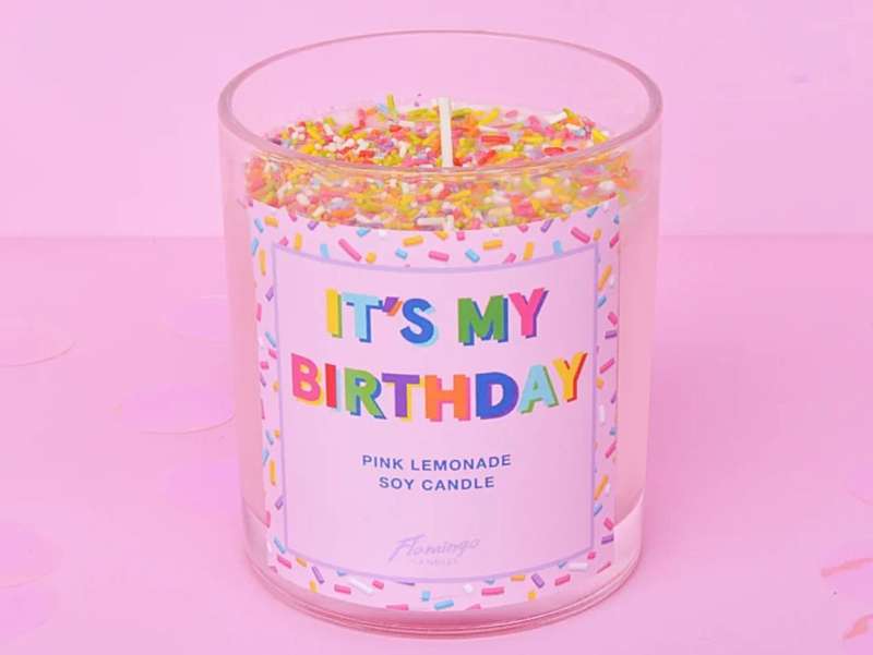 Cadeau d'anniversaire, bougie "birthday babe" en cire naturelle, de couleur rose pastel avec des confettis.