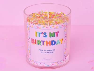Cadeau d'anniversaire, bougie "birthday babe" en cire naturelle, de couleur rose pastel avec des confettis.