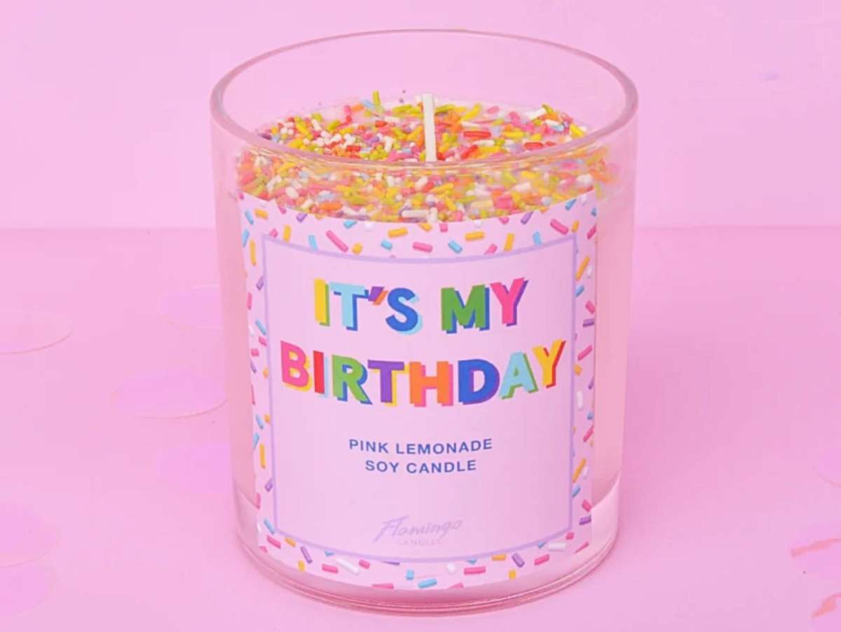 Cadeau d'anniversaire, bougie "birthday babe" en cire naturelle, de couleur rose pastel avec des confettis.