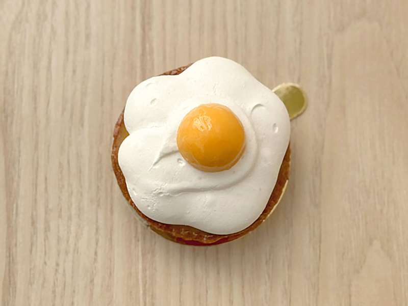 Chez Bogato - Pâtisserie Paris - Sunny Side up ressemblant à un oeuf au plat avec biscuit Coco et insert passion Chez Bogato - Pâtisserie Paris - Sunny Side up ressemblant à un oeuf au plat avec biscuit Coco et insert passion