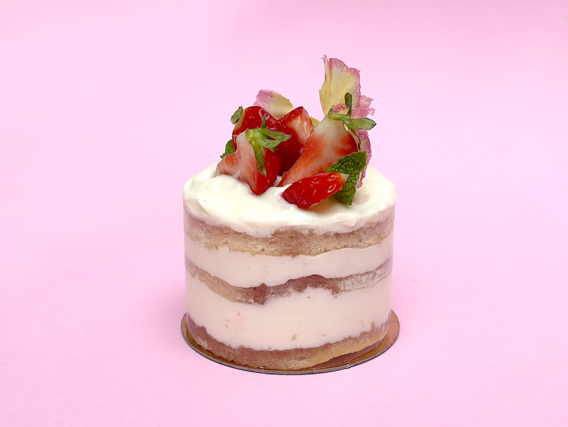 Chez Bogato - Nude cake de printemps en format individuel avec masquage ganache à la fleur d'oranger et fraises. Chez Bogato - Nude cake de printemps en format individuel avec masquage ganache à la fleur d'oranger et fraises.