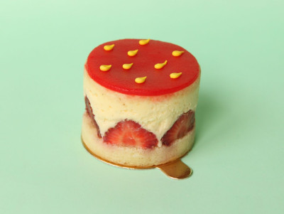Chez Bogato - Pâtisserie Paris - Fraisier en forme de fraise avec décor à la main