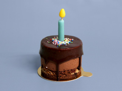 Happy Confettis au chocolat, pâtisserie individuelle en forme de gâteau d'anniversaire avec une bougie