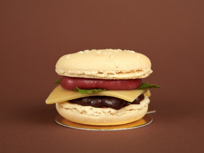 Chez Bogato - Pâtisserie Paris - Pâtisserie Sweetburger qui ressemble à un burger sucré.