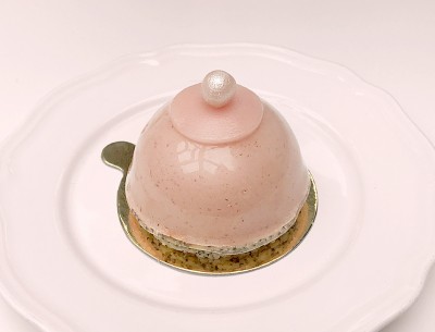 Chez Bogato - Pâtisserie Sein - Téton de Vénus qui ressemble à un sein avec  Fraise, pavot & coquelicot