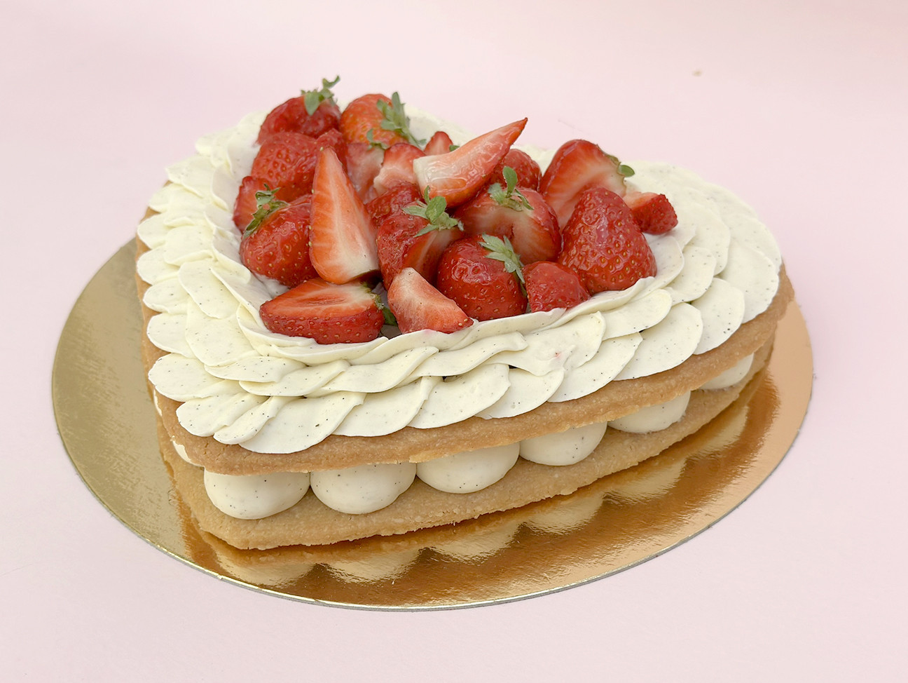 Gâteau en forme de coeur pâtisserie Paris, recette vanille et fraise Gâteau en forme de coeur pâtisserie Paris, recette vanille et fraise