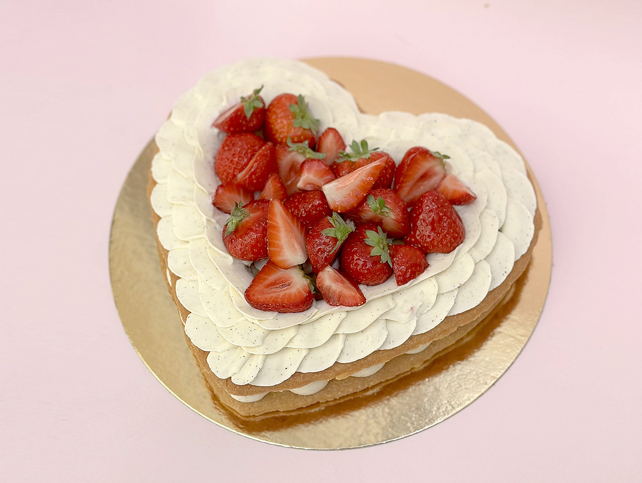 Gâteau en forme de coeur pâtisserie Paris, recette vanille et fraise Gâteau en forme de coeur pâtisserie Paris, recette vanille et fraise