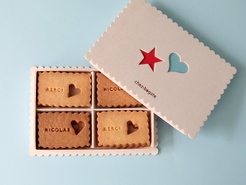 Coffret de 12 sablés gravés avec un petit mot "Bravo", format message, présenté dans un coffret avec une étoile ou un coeur Coffret de 12 sablés gravés avec un petit mot "Bravo", format message, présenté dans un coffret avec une étoile ou un coeur