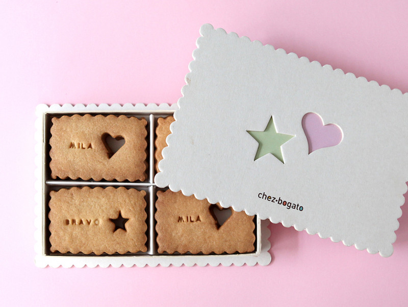 Coffret de 12 sablés gravés avec un petit mot "Je t'aime", format message, présenté dans un coffret avec une étoile ou un coeur Coffret de 12 sablés gravés avec un petit mot "Je t'aime", format message, présenté dans un coffret avec une étoile ou un coeur