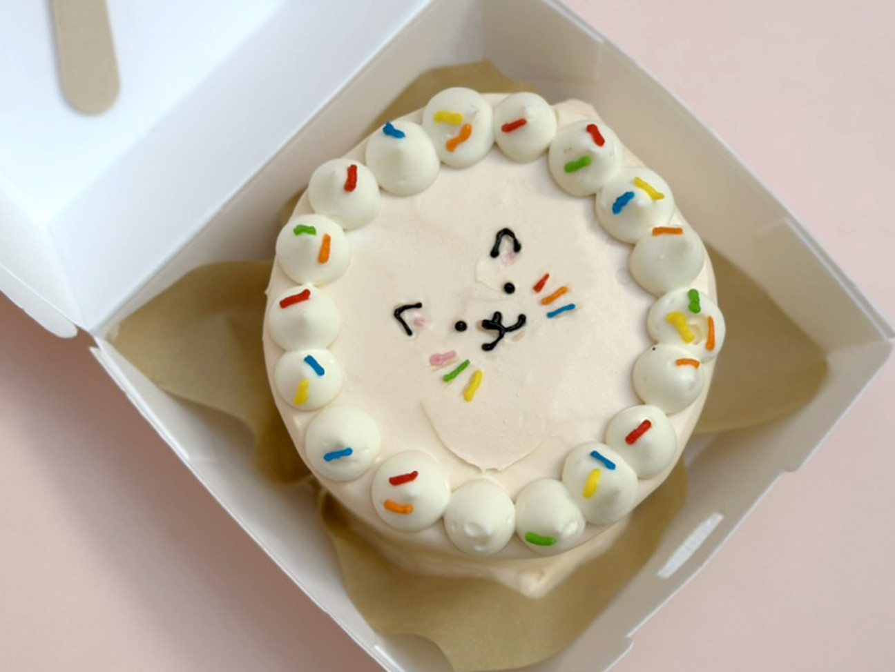 Bento cake Paris "Chaton" de la pâtisserie Chez Bogato, chocolat blanc et sprinkles à personnaliser Bento cake Paris "Chaton" de la pâtisserie Chez Bogato, chocolat blanc et sprinkles à personnaliser