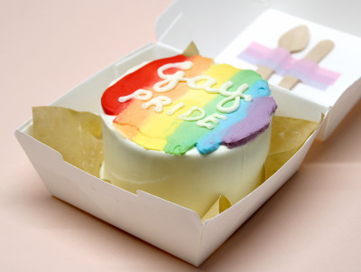 Bento cake Paris "Gay" LGBTQIA+ de la pâtisserie Chez Bogato, couleur arc-en-ciel à personnaliser et à commander