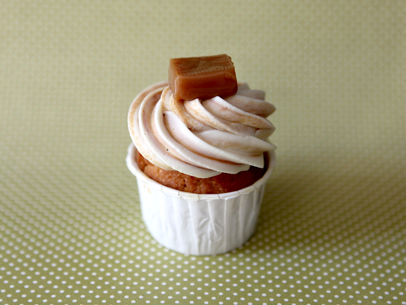 Chez Bogato - Pâtisserie Paris - Cupcake Caramel avec topping marbré et caramel