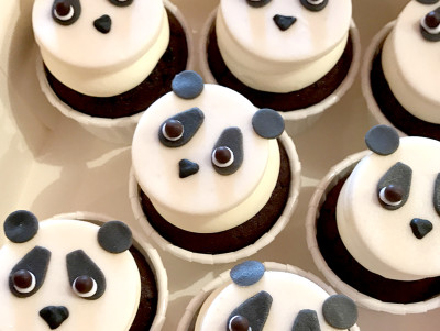 Chez Bogato - Pâtisserie Paris - Cupcake avec un décor panda blanc et noir