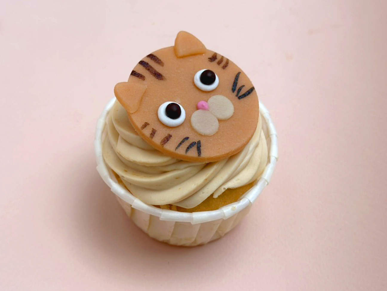 Cupcake chat en crème chat noir, pâtisserie Paris
