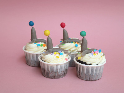Cupcake en forme d'otarie de cirque, crème blanche et otarie en pâte d'amande avec un ballon sur le museau