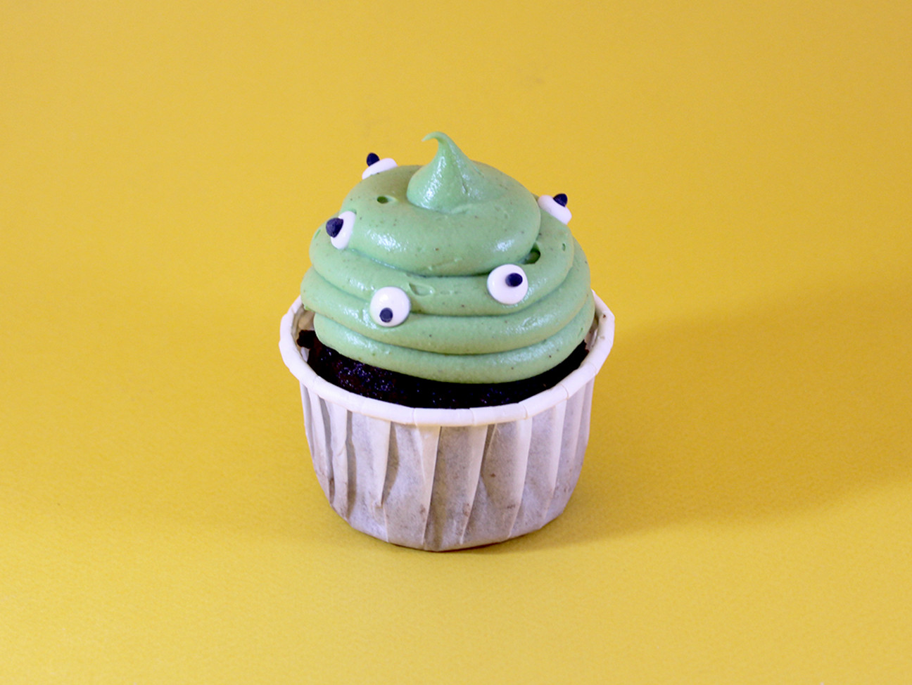 Cupcake d'halloween, cupcake monstre au chocolat et à la pistache de la pâtisserie Chez Bogato.