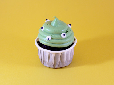 Cupcake d'halloween, cupcake monstre au chocolat et à la pistache de la pâtisserie Chez Bogato.