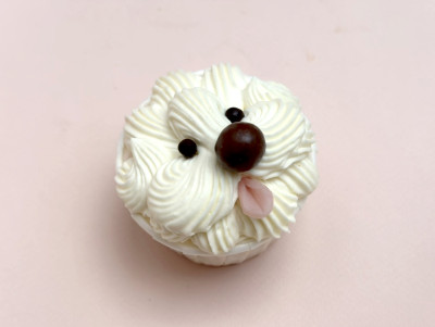 Cupcake chien en crème type caniche, pâtisserie Paris, recette vanille