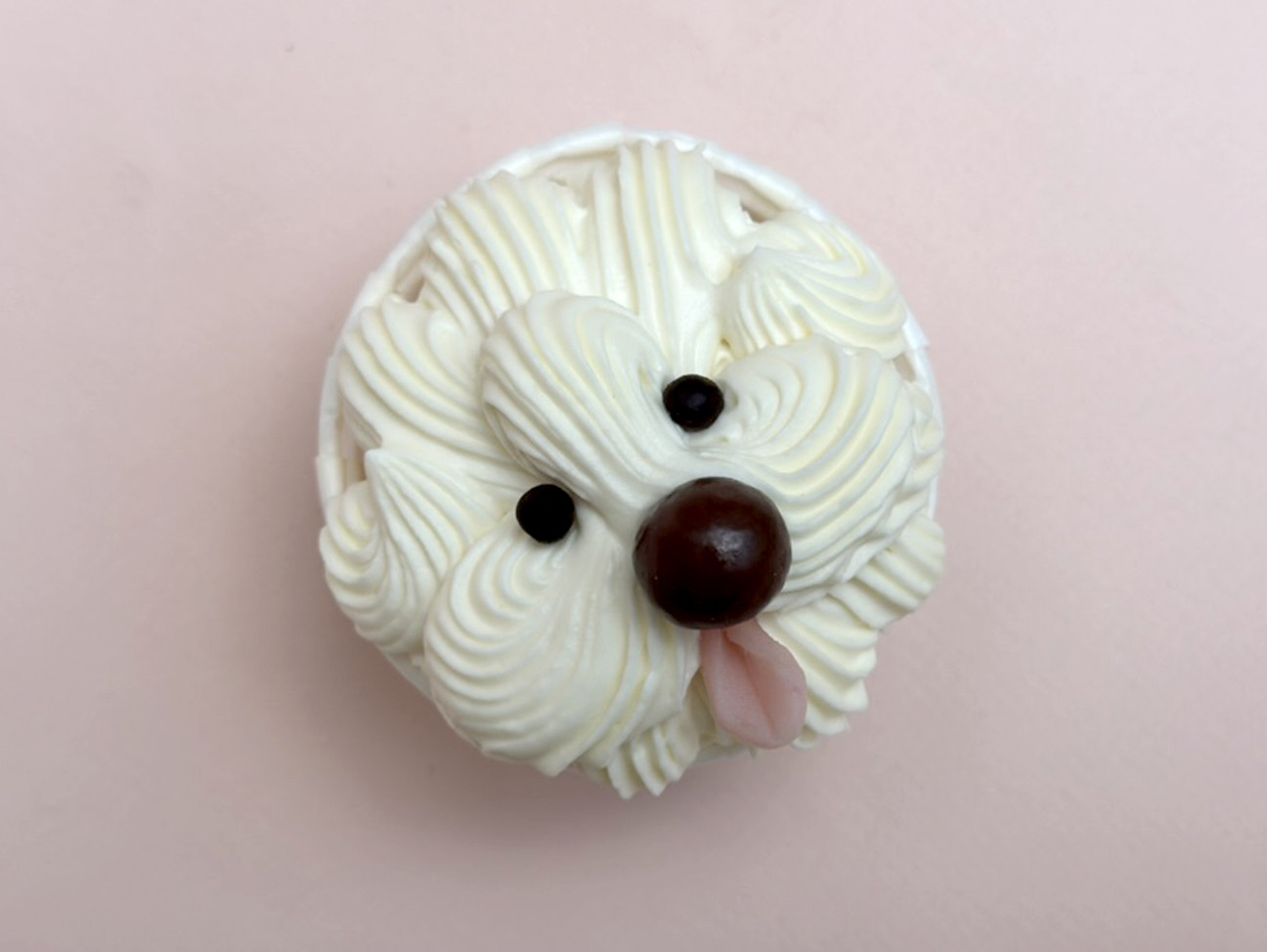 Cupcake chien en crème type caniche, pâtisserie Paris, recette vanille