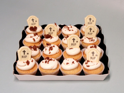 Plateau de mini cupcakes tombe RIP au chocolat de Chez Bogato - Pâtisserie paris, parfait pour Halloween !
