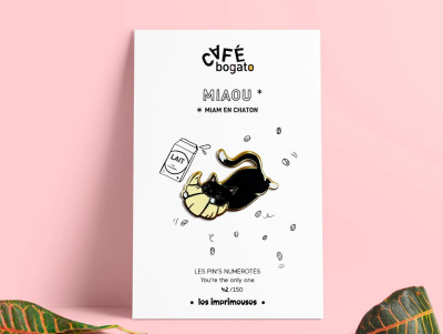 Pin's chat  noir avec un croissant