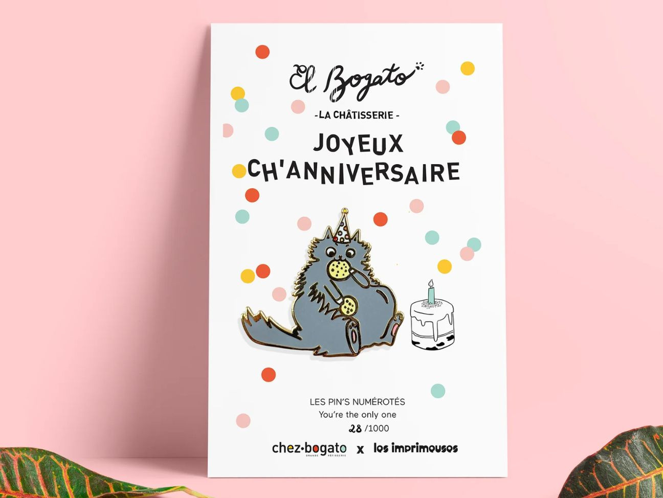 Pin's chat gris avec un chapeau de fête mangeant un cookie pour son Joyeux Anniversaire