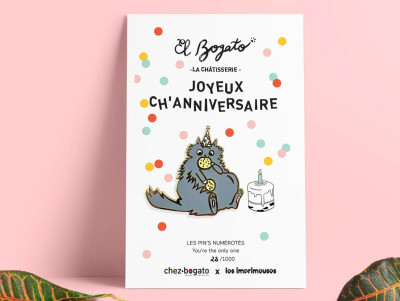 Pin's chat gris avec un chapeau de fête mangeant un cookie pour son Joyeux Anniversaire